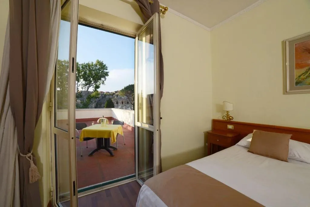 Room, Hotel Vittoria, Naples