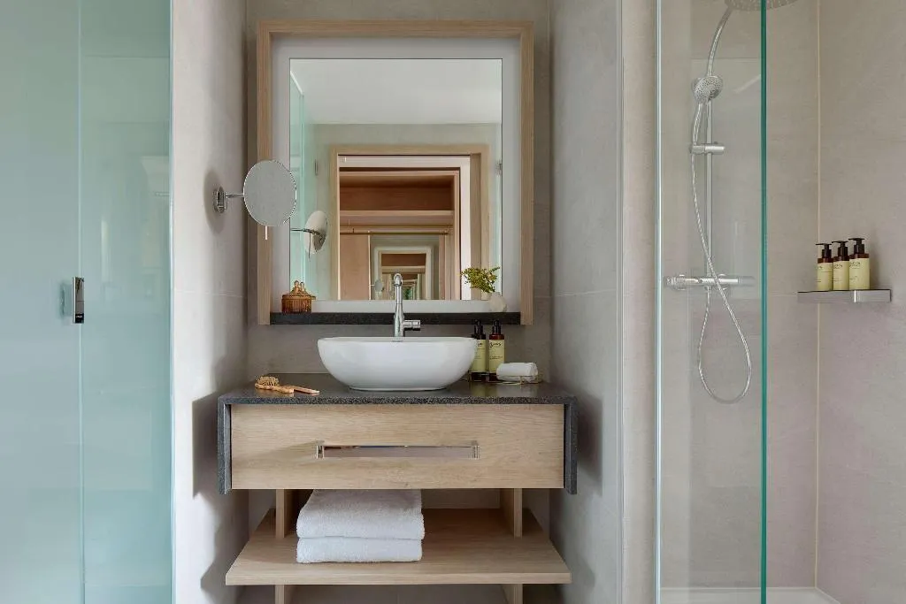 SUITE WITH JACUZZI Room, ME Barcelona, Barcelona