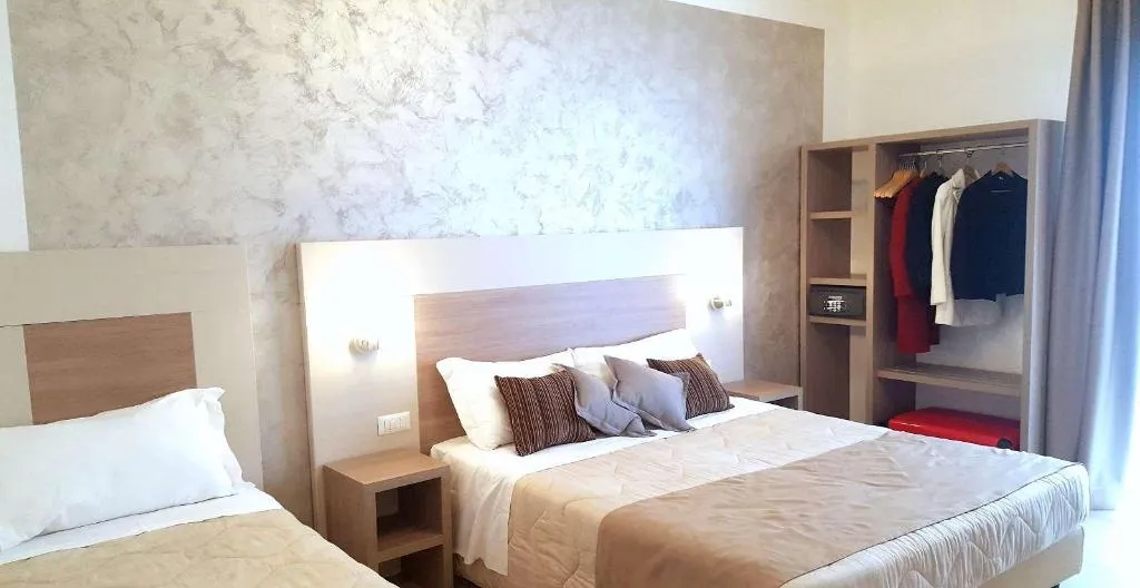 Room, Luxor Florence, Florence