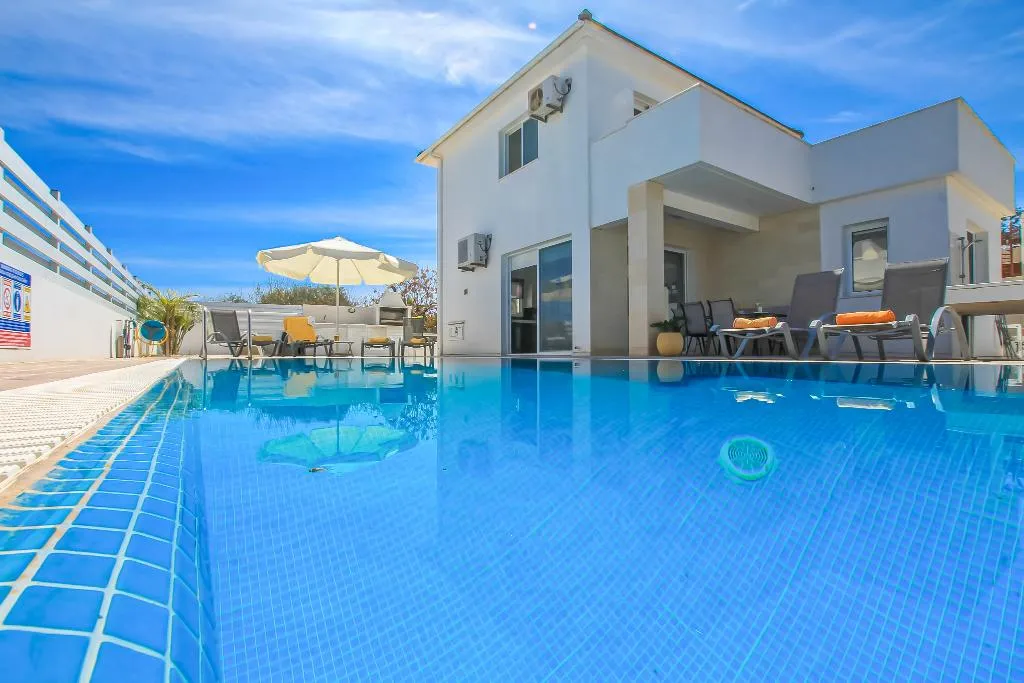 VILLA THREE BEDROOMS WITH PRIVATE POOL Room, Flouressia Gardens, Cyprus