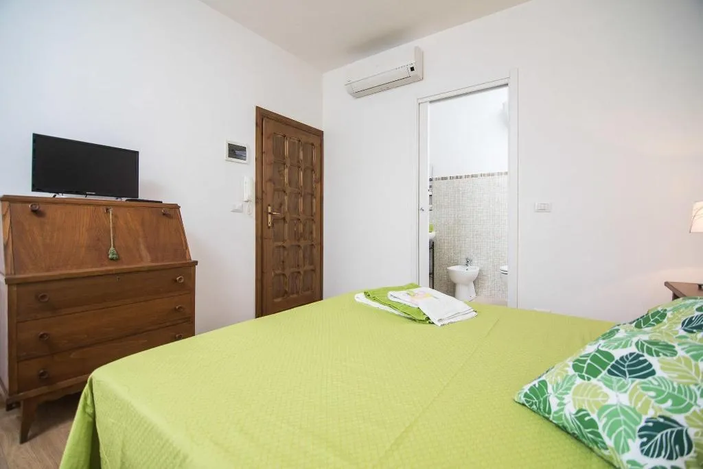 Room, Villa Degli Oleandri, Rome