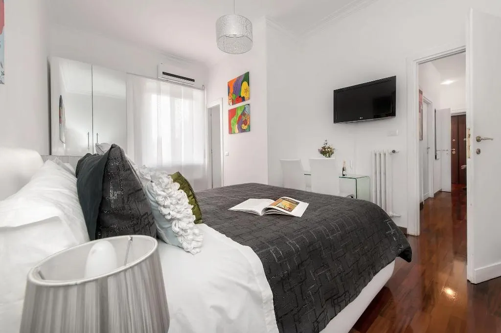 Room, Volver Da Laura E Dina, Naples