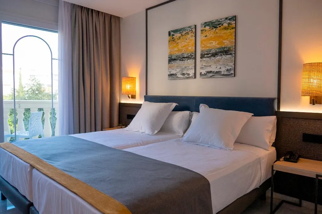 TRIPLE STANDARD Room, URH Sitges Playa, Costa Brava