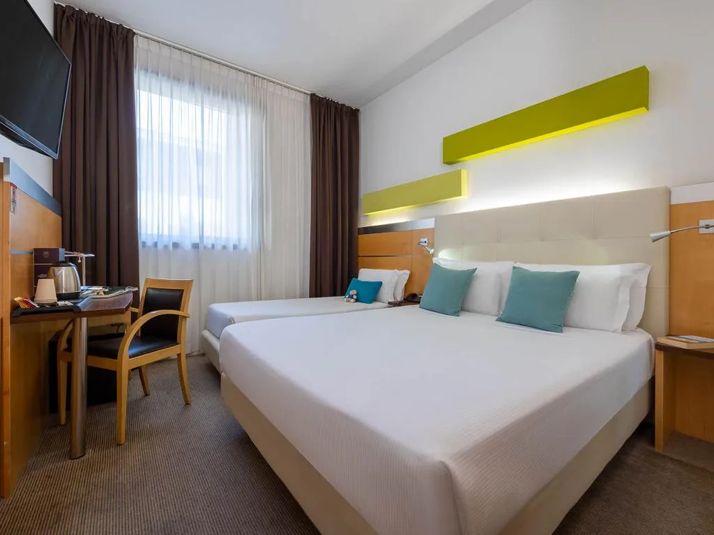 TRIPLE STANDARD Room, iH Hotels Milano Gioia, Milan