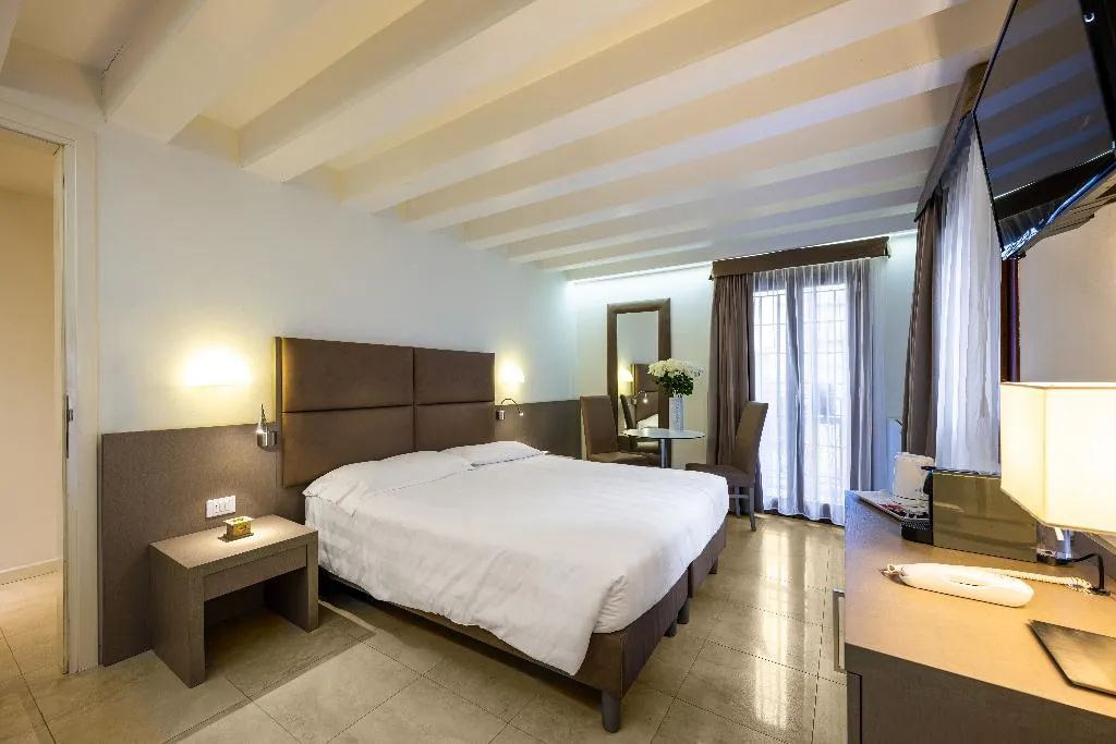 DOUBLE STANDARD Room, Leone, Venice