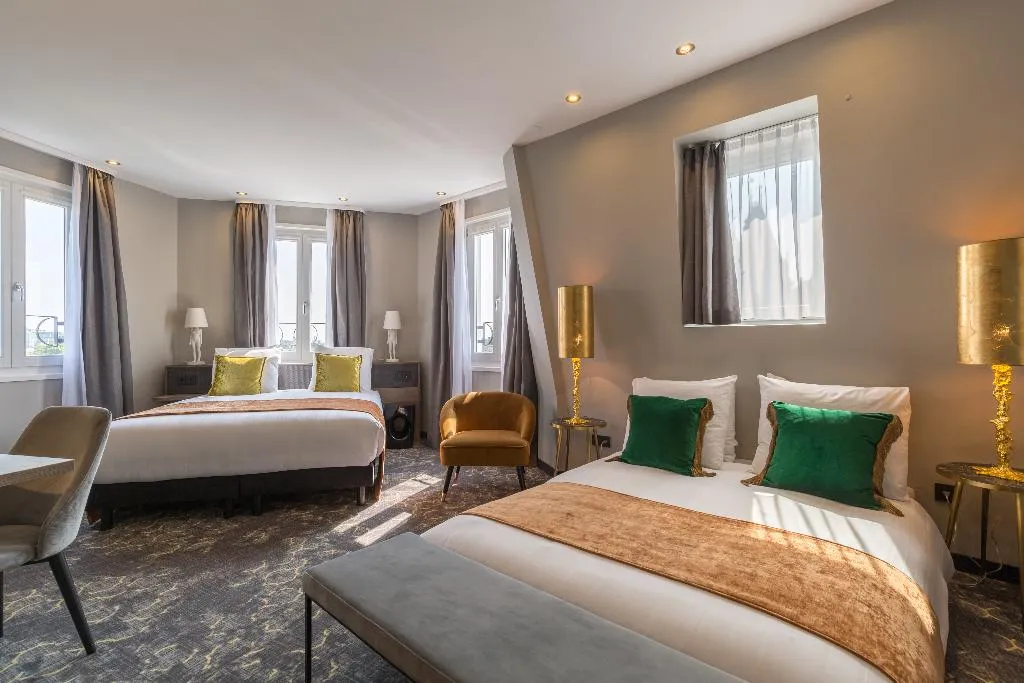 QUADRUPLE COMFORT Room, Leonardo Hotel Amsterdam Museum Quarter, Amsterdam