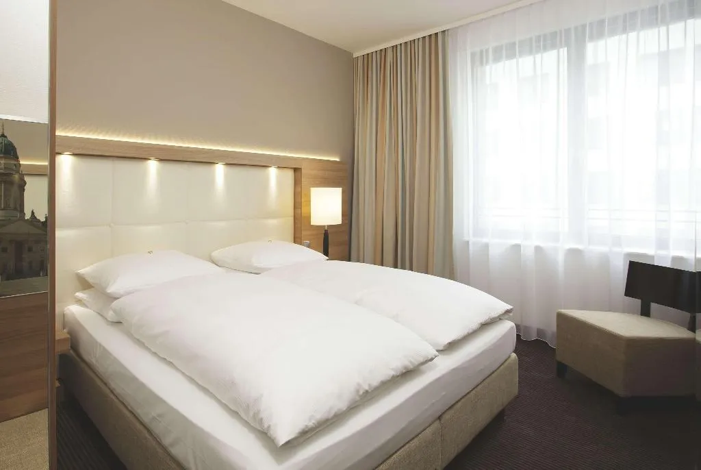 Room, H4 Hotel Berlin Alexanderplatz, Berlin