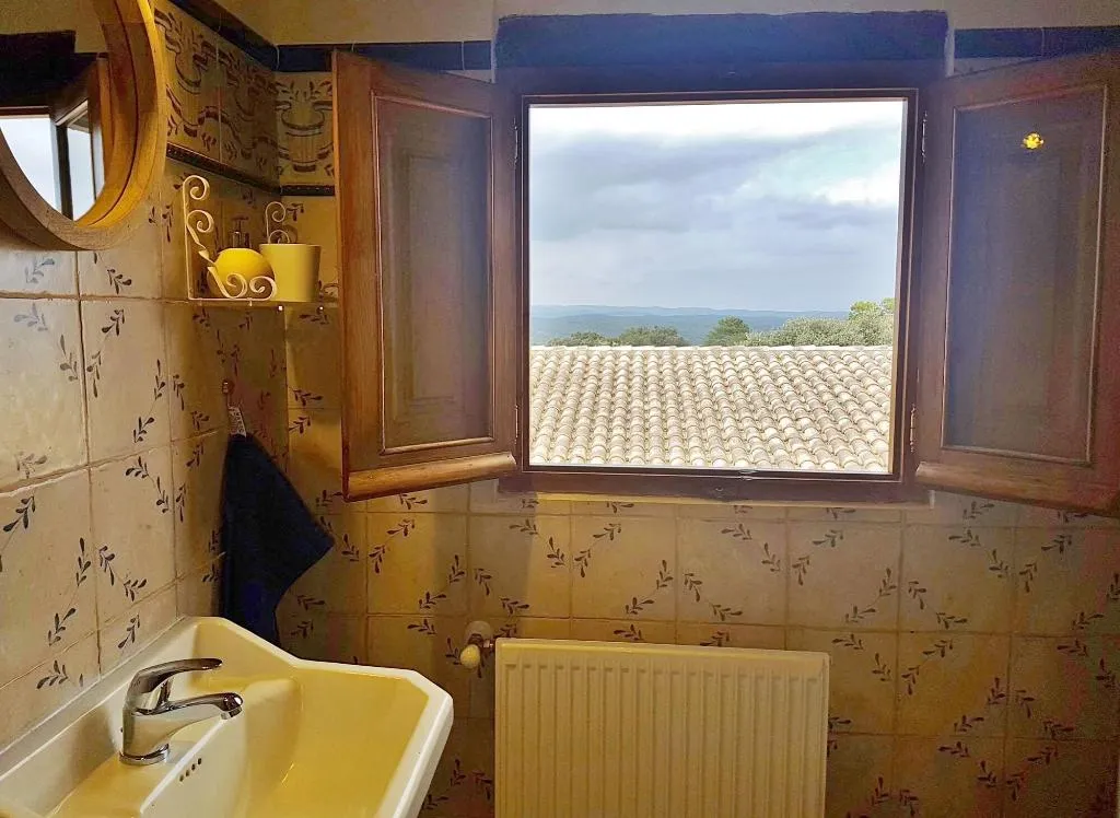 Room, Benali, Valencia