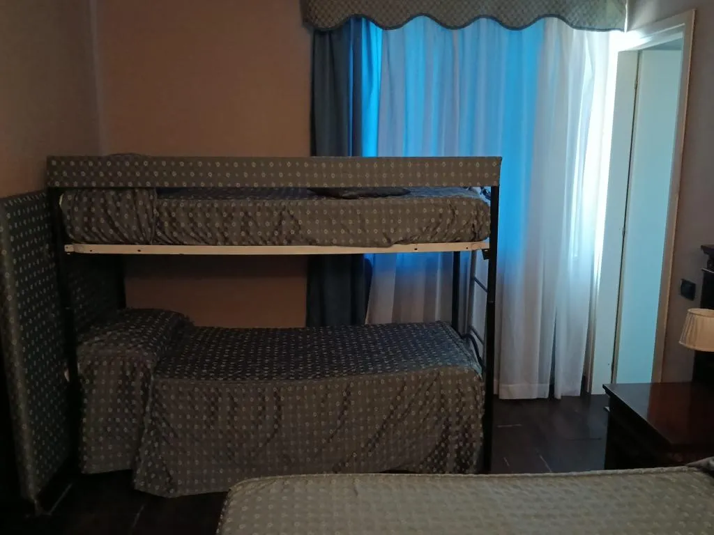 QUADRUPLE SUPERIOR CAPACITY 4 Room, La Fayette, Naples