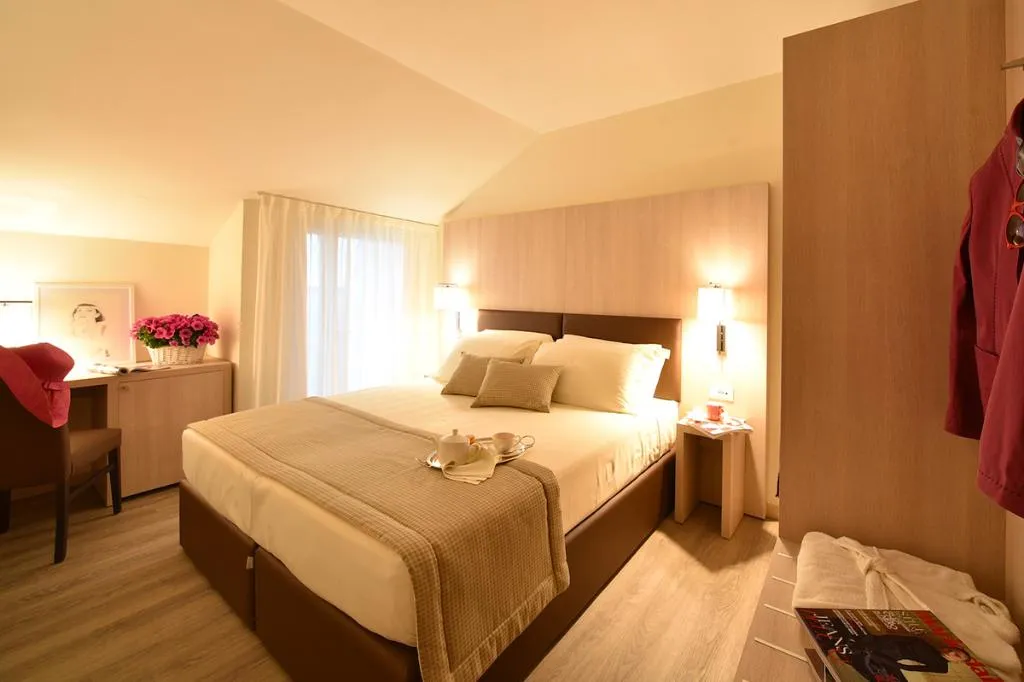 Room, Hotel Negresco, Venice