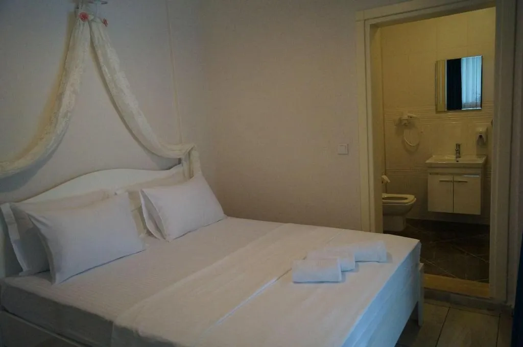 Room, Grandma's Garden, Dalaman