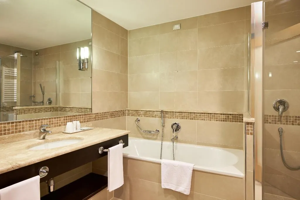 DOUBLE SUPERIOR Room, Unahotels Varese, Milan