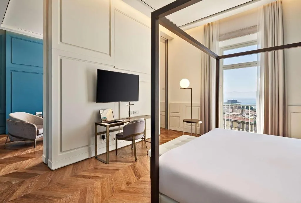 SUITE KING SIZE BED Room, de Bonart Naples-Curio Collection by Hilton, Naples