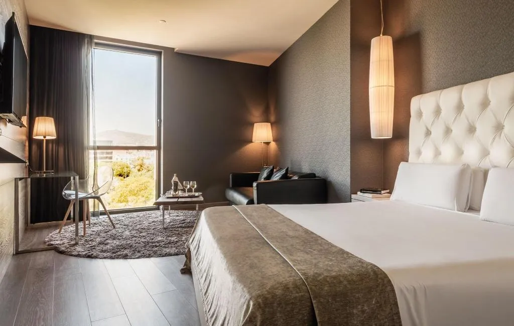 JUNIOR SUITE QUEEN SIZE BED Room, SB Plaza Europa, Barcelona
