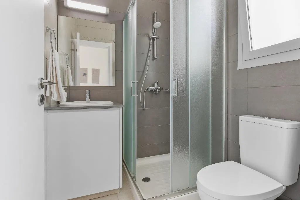 VILLA FIVE BEDROOMS WITH MORE THAN THREE BATHROOMS Room, Sea Point Villas, Cyprus