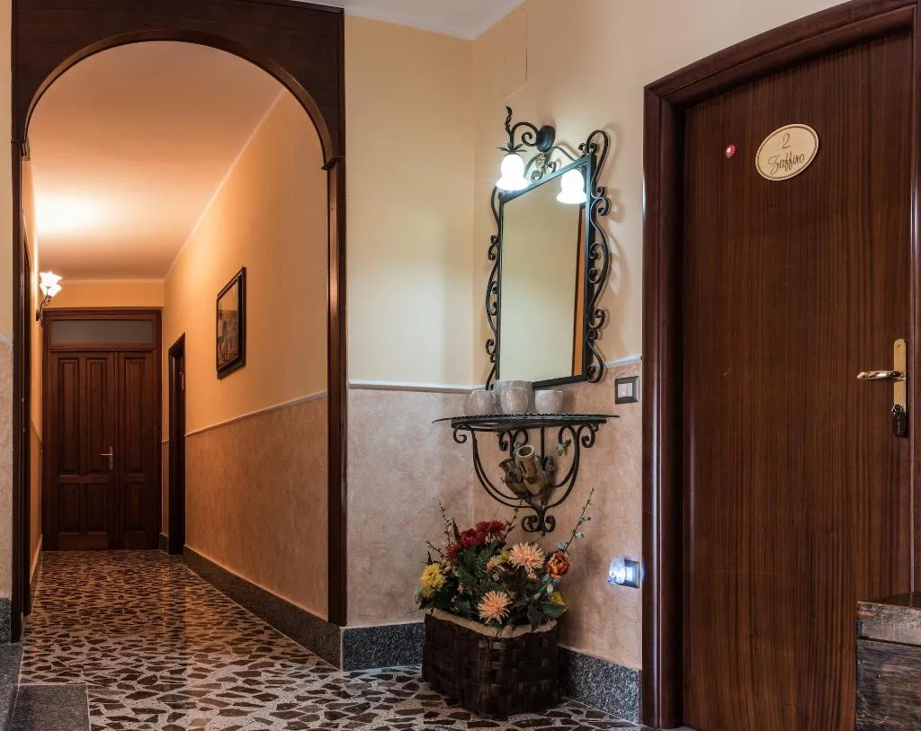 Lobby, La Mortella, Naples