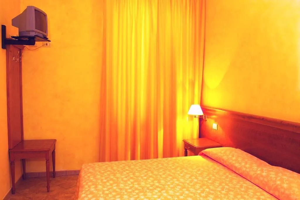 Room, Kriss, Rome