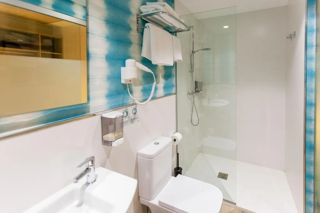 Room, Host & Home, Valencia