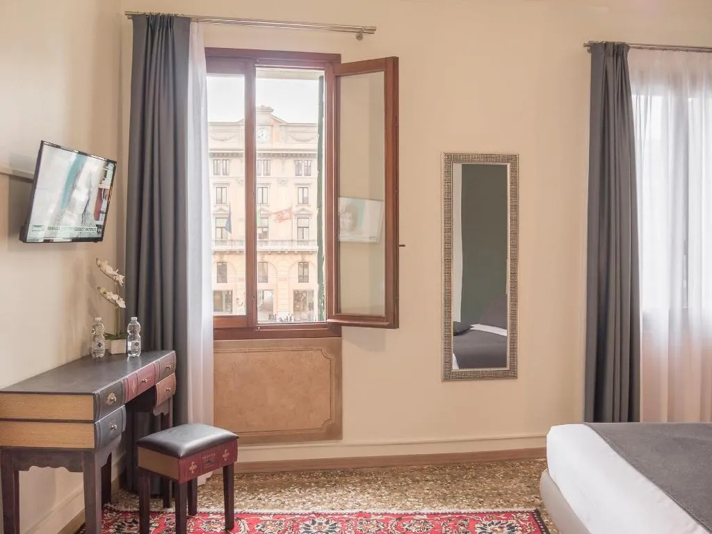 Room, Grand Canal Suites, Venice