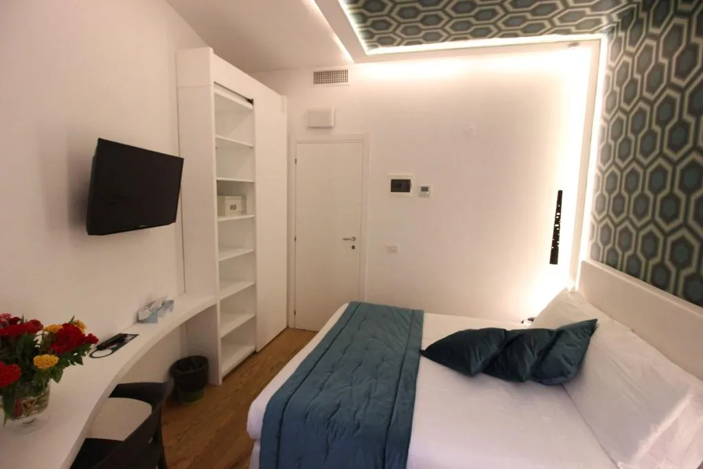 Double or Twin CITY VIEW QUEEN BED Room, Albergo Abruzzi, Rome
