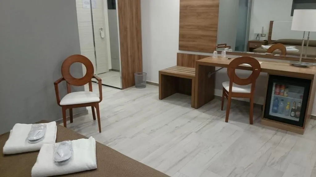 Room, Grand Hotel Del Lago, Palermo