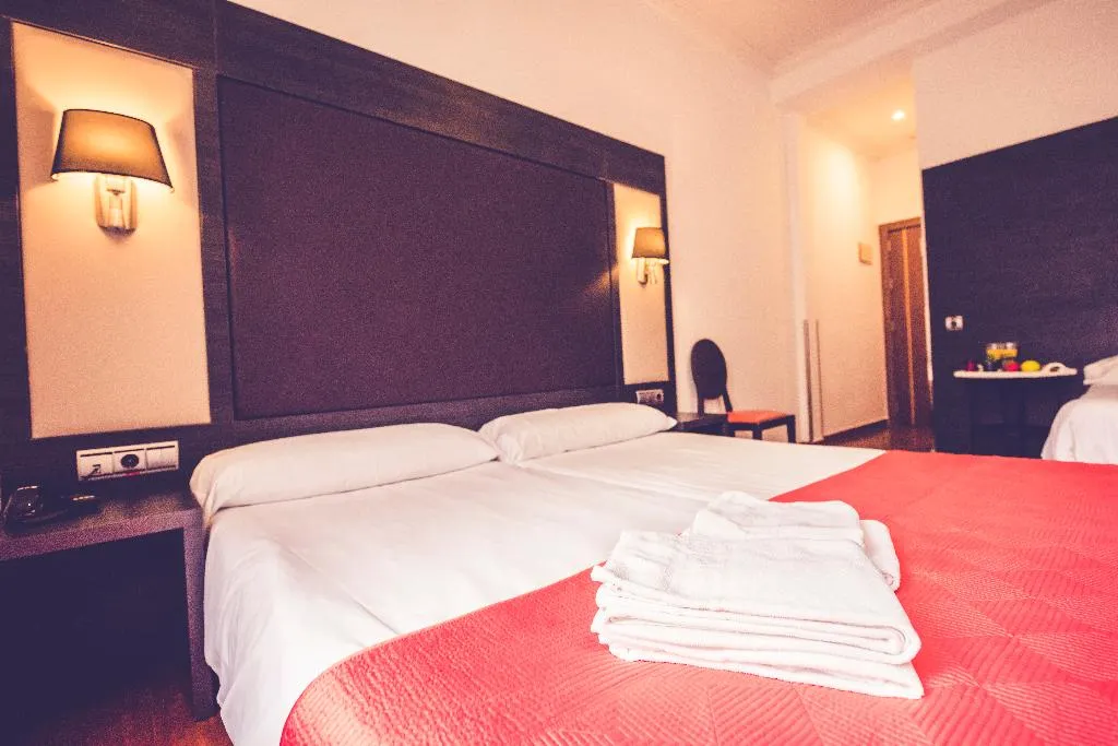 TRIPLE STANDARD Room, Hostal Sol Los Angeles, Madrid