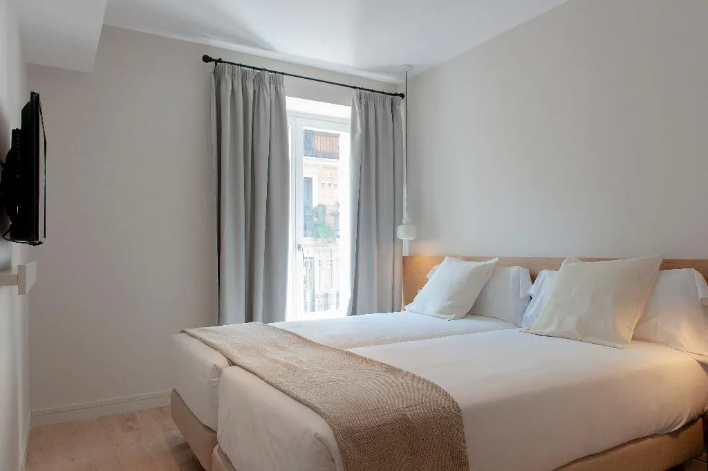 APARTMENT CAPACITY 4 TWO BEDROOMS Room, MH Apartments Central Madrid, Madrid