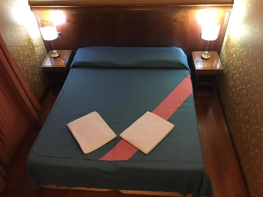Room, Best Location In Rome, Naples