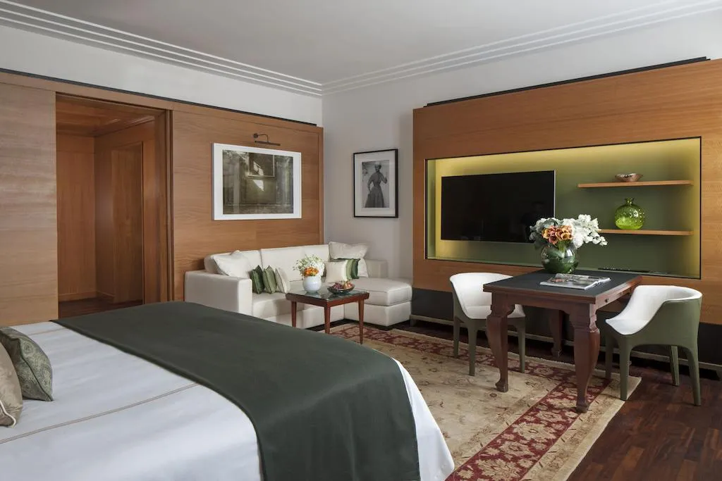 JUNIOR SUITE KING SIZE BED Room, Four Seasons Hotel Milano, Milan