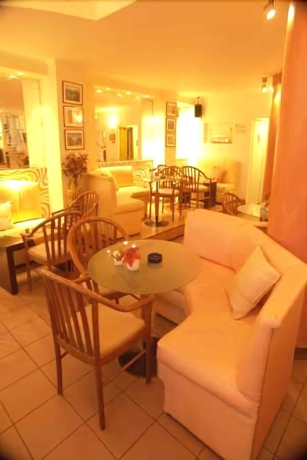 Bar, Minoa, Athens