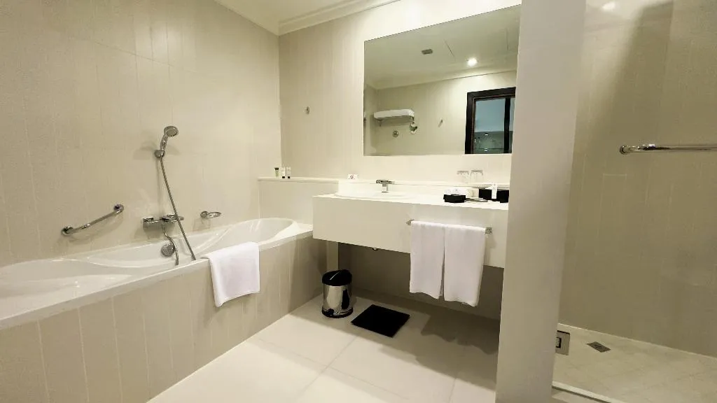 DOUBLE SUPERIOR Room, Millennium Airport Hotel Dubai, Dubai