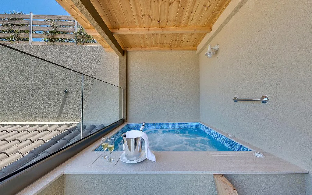 SUITE WITH JACUZZI Room, Spiros-Soula Family Hotel & Thematic Suites, Crete