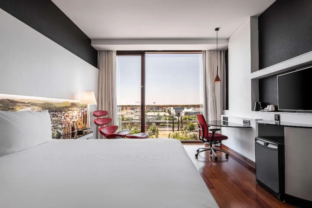 DOUBLE WITH VIEWS Room, Hilton Madrid Airport, Madrid