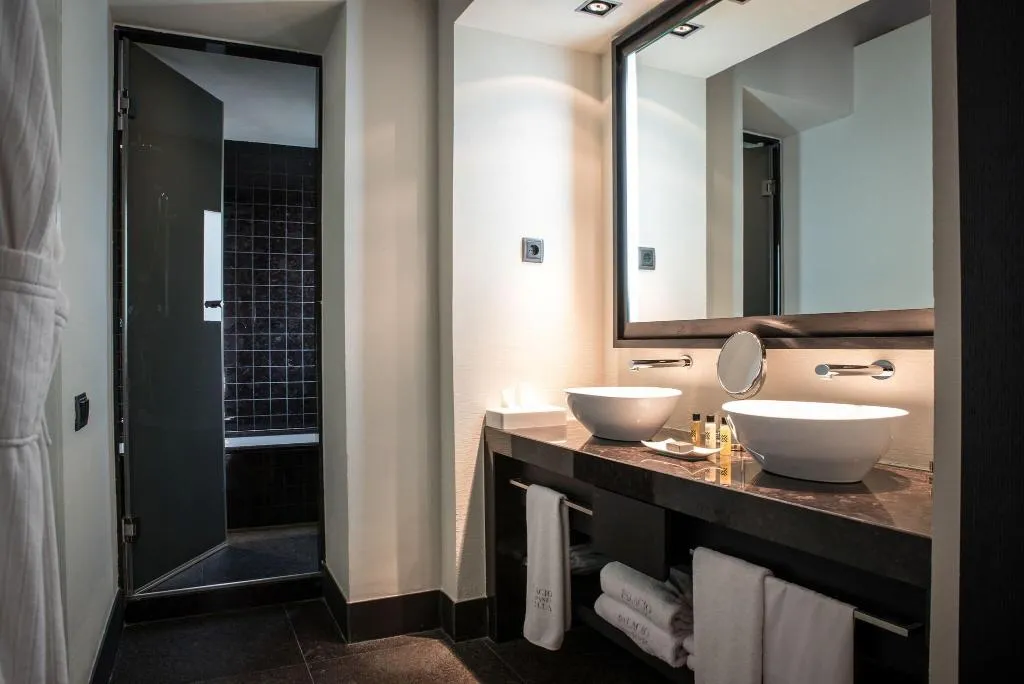 DOUBLE KING SIZE BED Room, CoolRooms Palacio Villapanes 5 GL, Seville