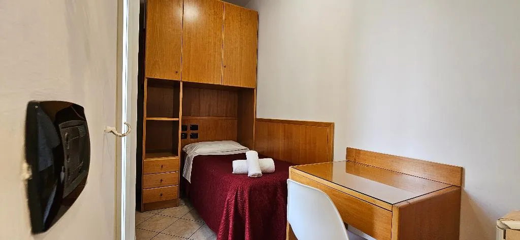 SINGLE Shared external bathroom Room, Zara, Naples