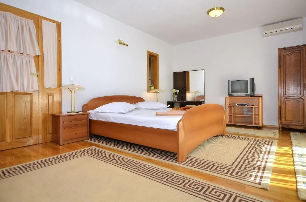 Room, House Topic, Split