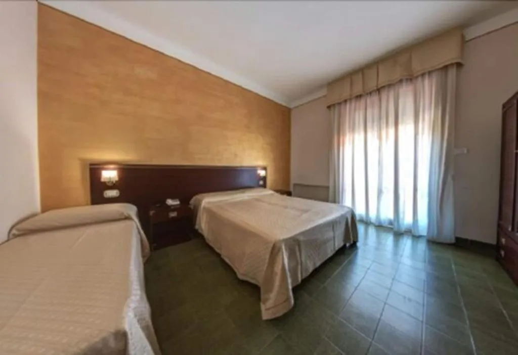 Room, Sporting Club America, Naples