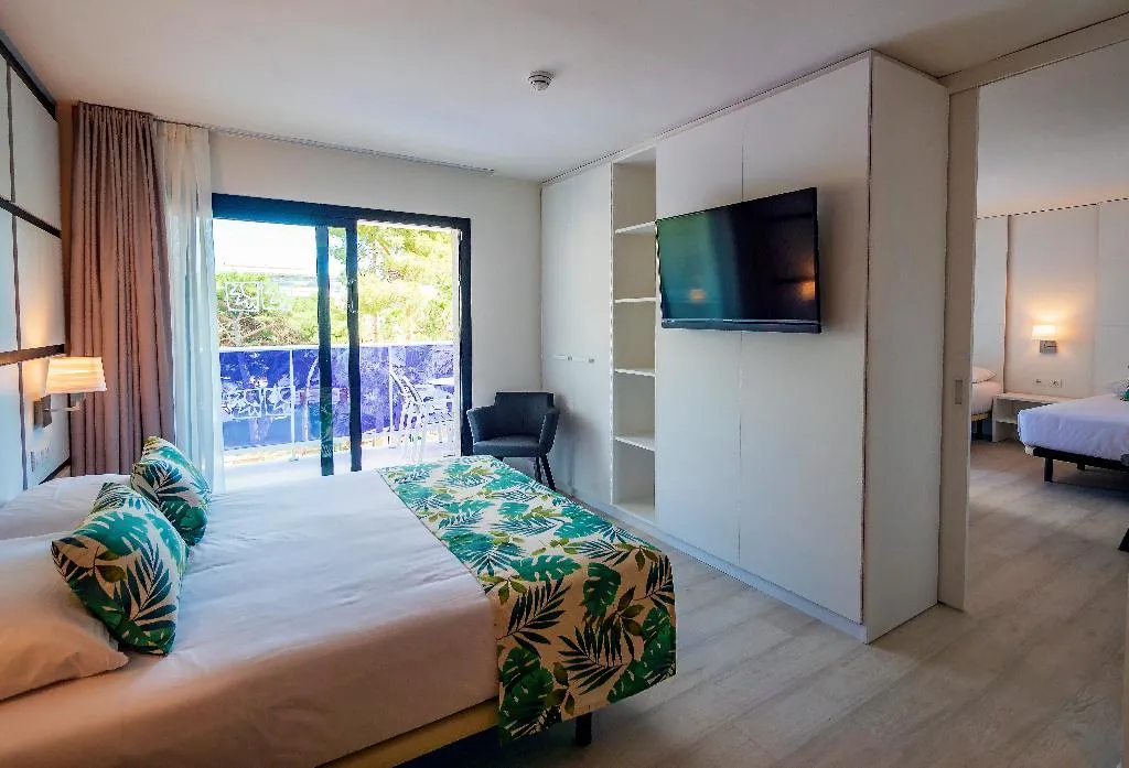 FAMILY ROOM POOL VIEW Room, Golden Port Salou & Spa, Costa Dorada