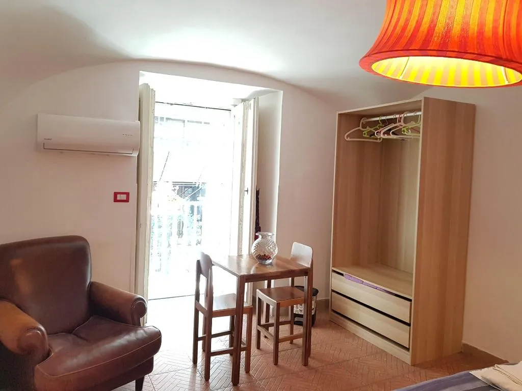 Room, Capa & Coda, Naples