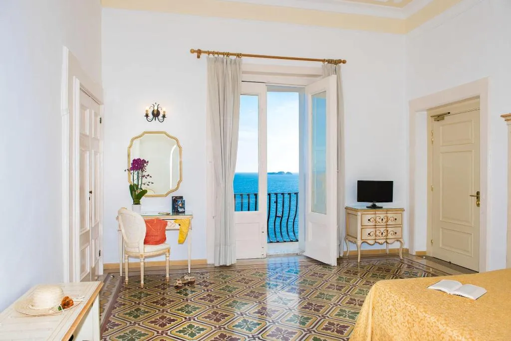 Room, California, Naples