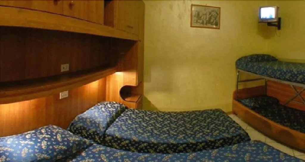 Room, Mari 2, Naples
