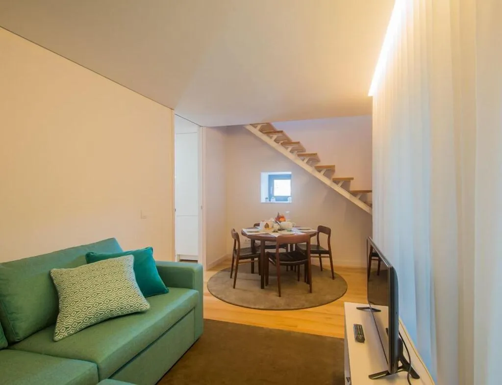 Room, Domum, Porto
