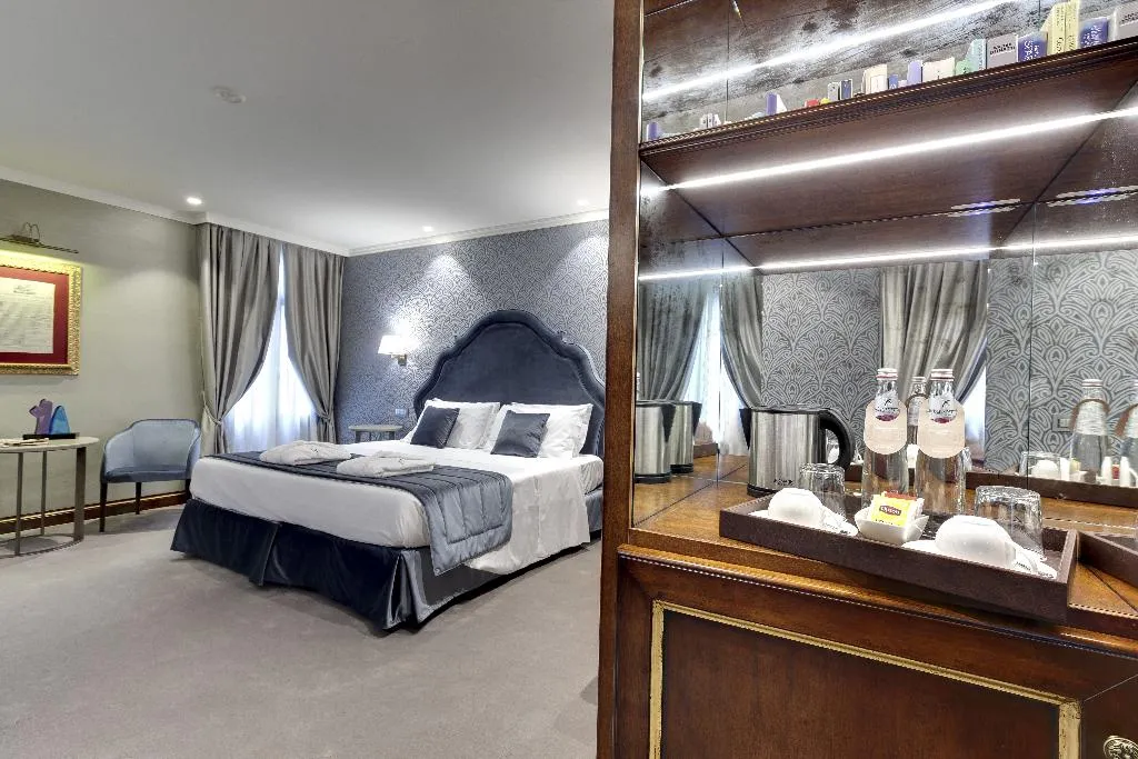 JUNIOR SUITE STANDARD Room, Dona Palace, Venice