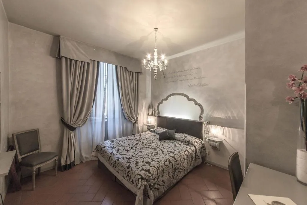 DOUBLE CLASSIC QUEEN BED Room, Villa Casagrande, Florence