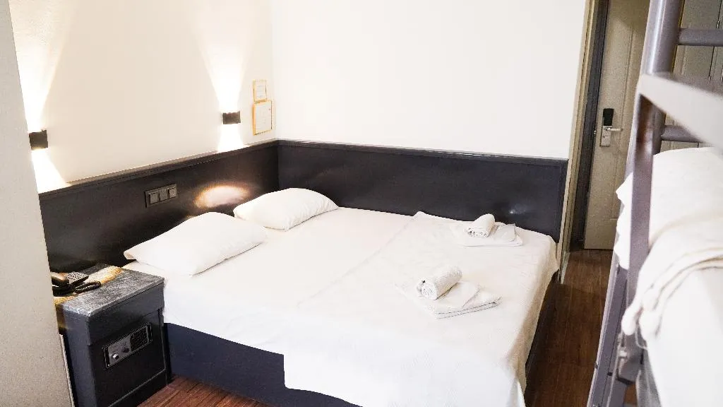 QUADRUPLE STANDARD Room, Güleryüz Hotel 2, Antalya