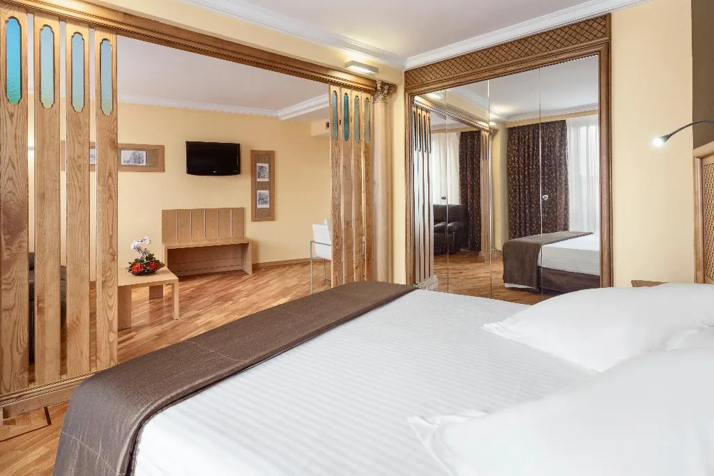 JUNIOR SUITE STANDARD Room, Exe Doña Carlota, Madrid