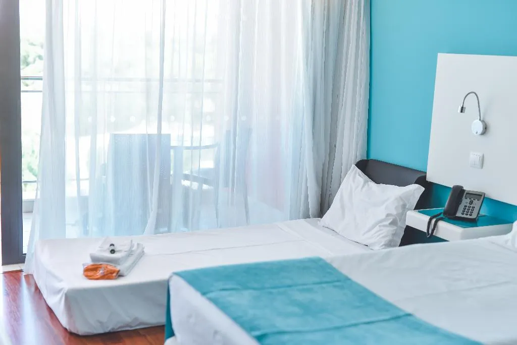 FAMILY ROOM CAPACITY 6 Room, Aquashow Park Hotel, Algarve