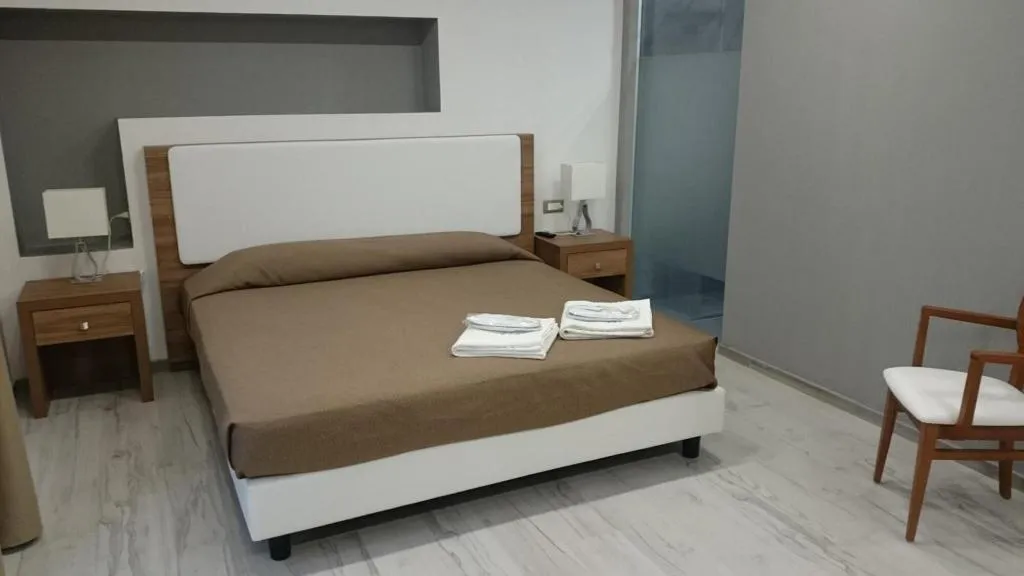 Room, Grand Hotel Del Lago, Palermo