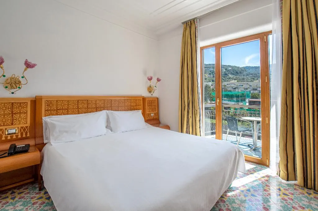 Double or Twin CLASSIC WITH BALCONY Room, Grand Hotel Flora, Naples