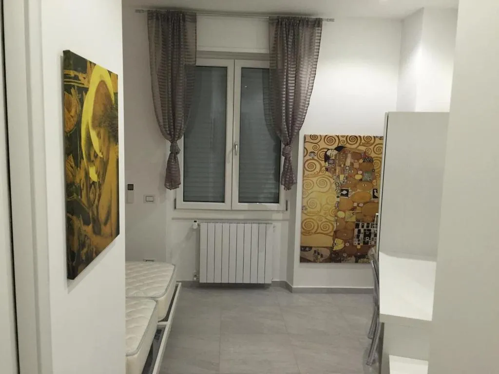 Room, Picaflor, Milan